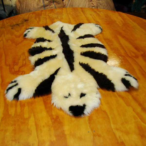 Bowron Sheepskin Teppich Designer Bear Rug in Elfenbein | Wayfair.de